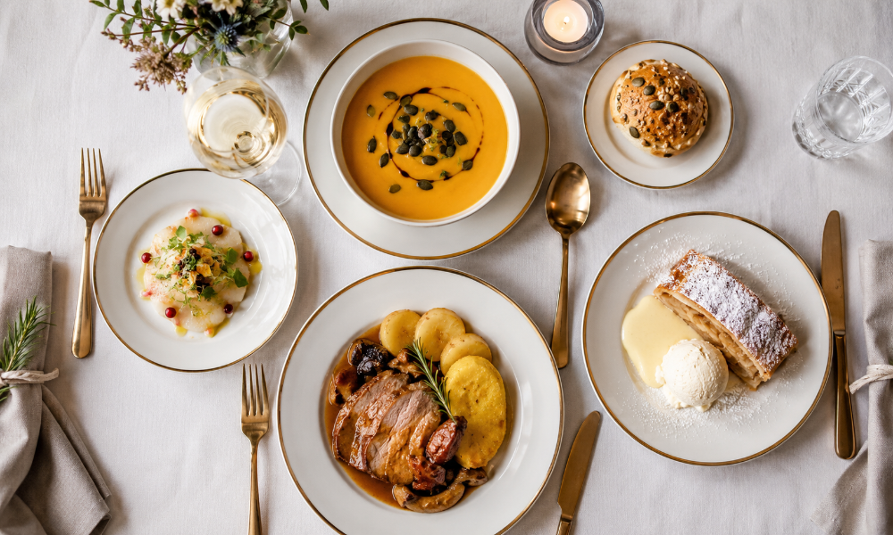 Beispielmenü — Vorspeise, Suppe, Hauptgang, Strudel mit Vanilleeis